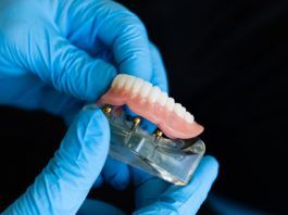 Korrekte Pflege von Zahnprothesen